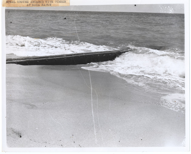 Steel groyne encased with timber at Boca Raton - Recto