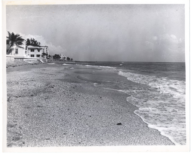 View of houses and ocean front - Recto