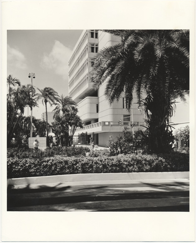 View of an unidentified building - Recto Photograph