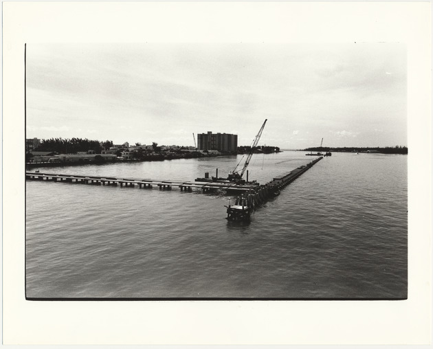 Construction in the water - Recto Photograph
