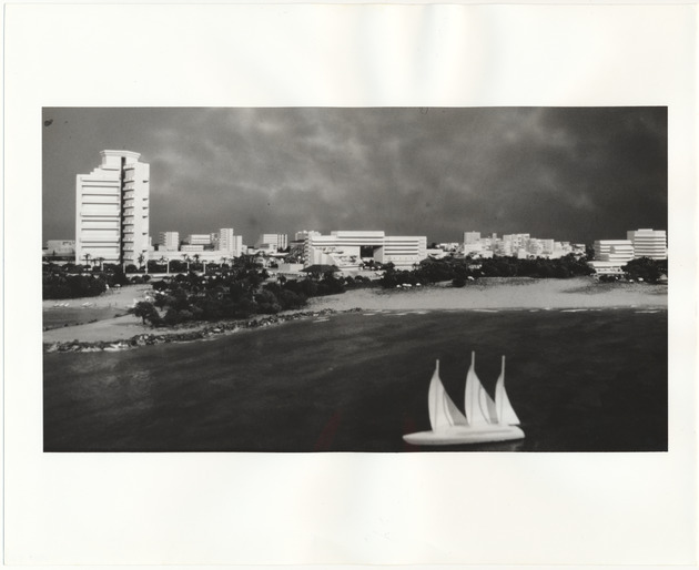 Construction scale model with sailboats - Recto Photograph