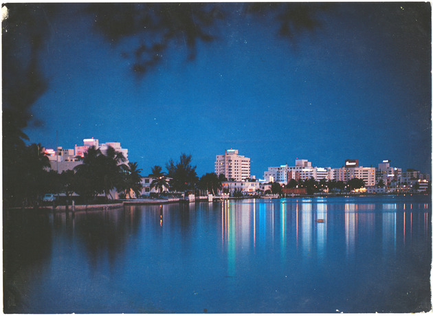 Like twinkling stars, the hotels of beautiful Miami Beach - Recto