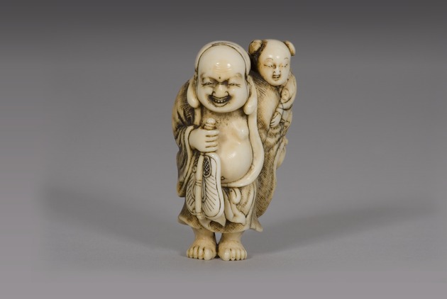 Netsuke: Hotei with child - artifact front view