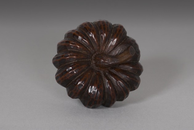 Netsuke: squash - artifact top view