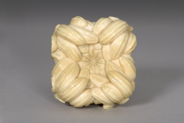 Netsuke: chrysanthmum flower - artifact front view