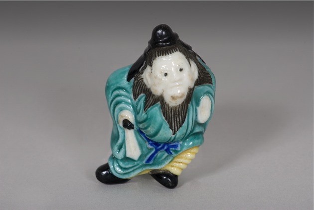 Netsuke: warrior holding a knife - artifact front view