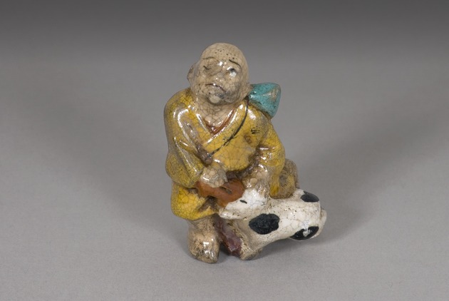 Netsuke: man with calf - artifact front view