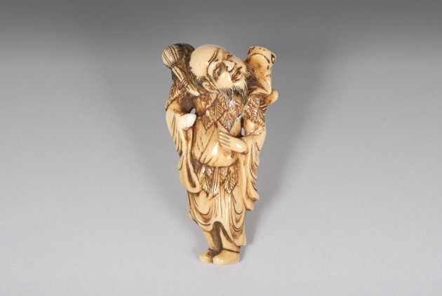 Netsuke: Gamma Sennin with his toad - artifact front view