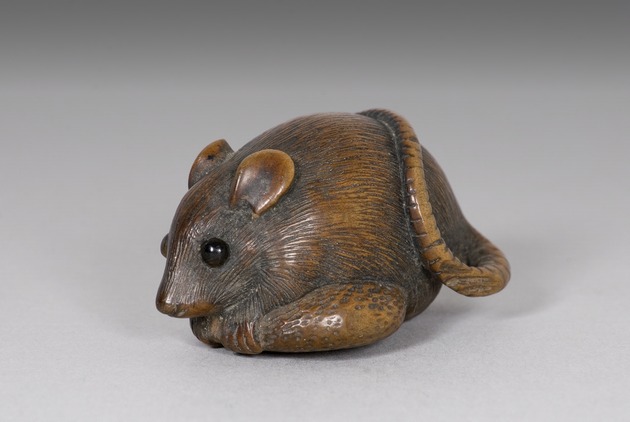 Netsuke: mouse - artifact front view