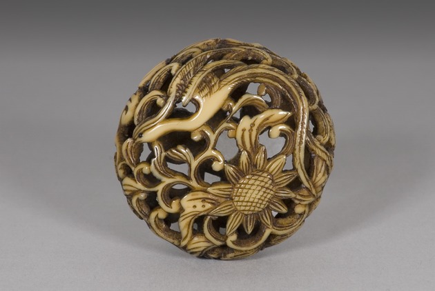 Ryusa netsuke: ho-o bird among a blossom and foliage - artifact front view