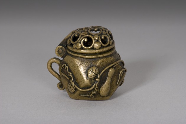 Kurawa netsuke: gourd and tendrils motif - artifact front view