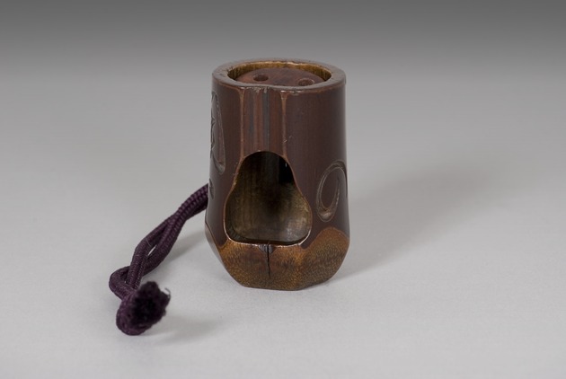 Netsuke: chagama model with sosho calligraphy - artifact front view