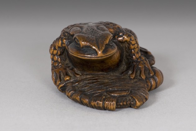 Netsuke: toad on a sandal - artifact front view