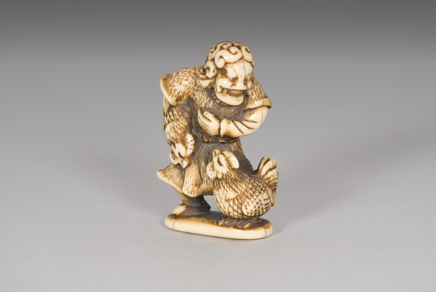 Netsuke: Ijin with fighting roosters - artifact front view