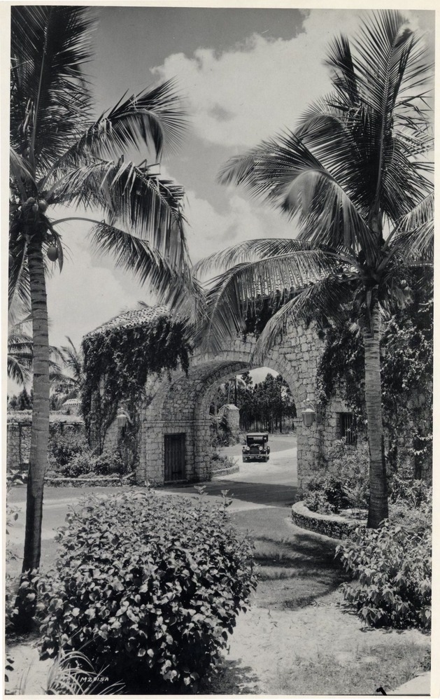 Granada Entrance. Coral Gables, Florida - Recto
