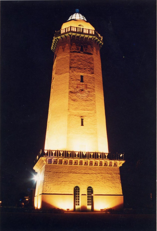 Nighttime view of the Alhambra water tower. Coral Gables, Florida - Recto
