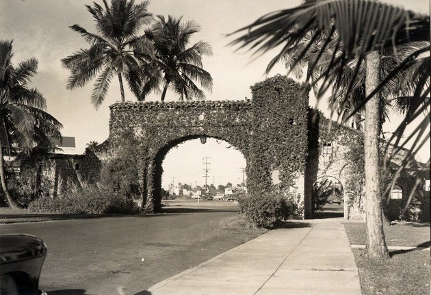 Commercial Entrance, Coral Gables, Florida - Recto
