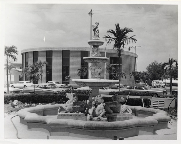Fountain at Ponce de Leon Park in Coral Gables, Florida - Recto