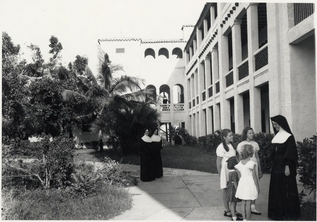 Sisters from the order of St. Joseph and girls. Coral Gables, Florida - Recto