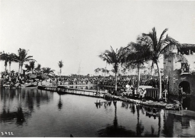 Crowds gathered at the Venetian Pool. Coral Gables, Florida - Recto