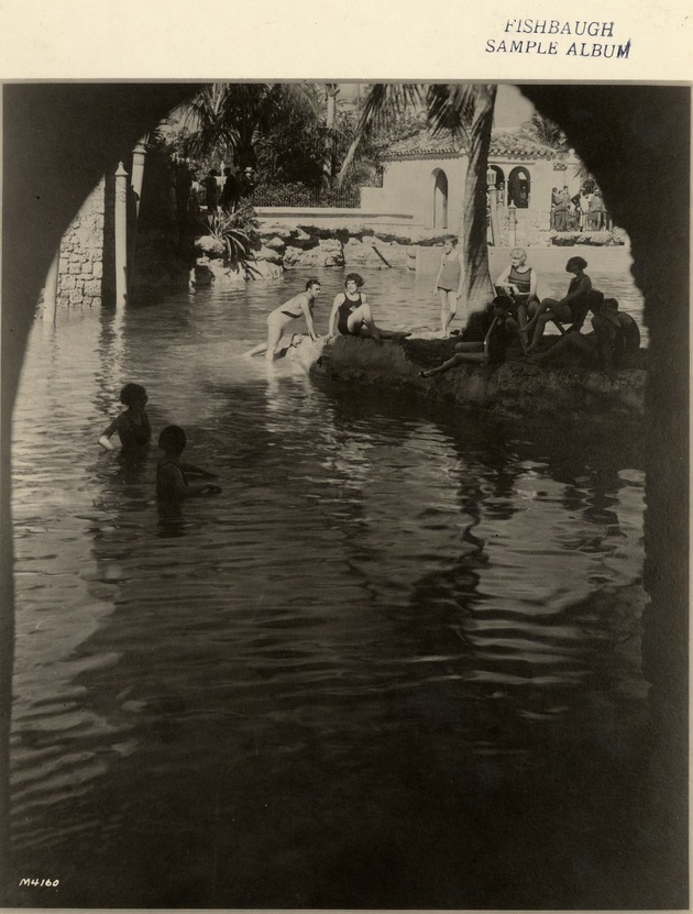 Women at the Venetian Pool. Coral Gables, Florida - Recto