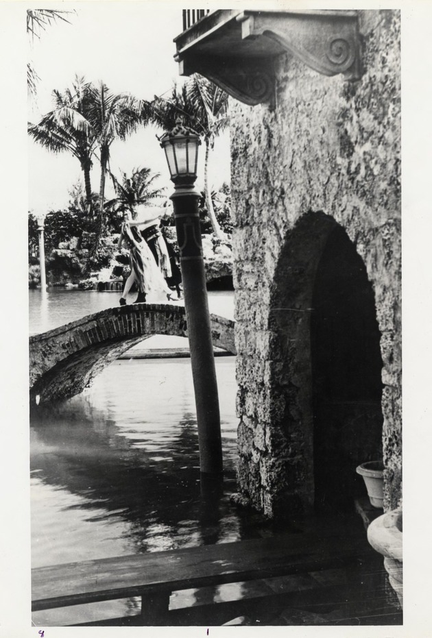 Spanish dancers on the bridge at the Venetian Pool. Coral Gables, Florida - Recto