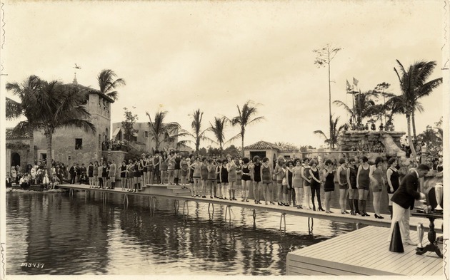 Beauty pageants at the Venetian Pool. Coral Gables, Florida - Recto