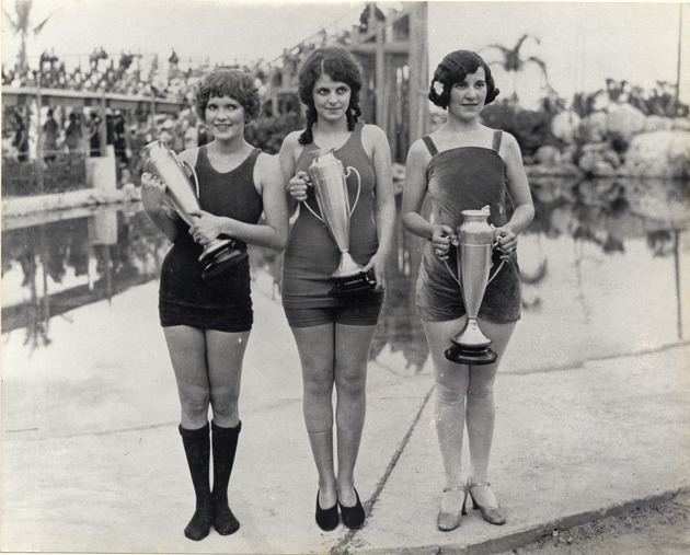 Bathing beauty contest winners at the Venetian Pool. Coral Gables, Florida - Recto
