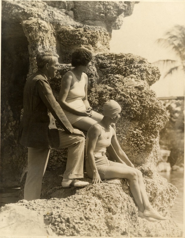 Man and two women at the Venetian Pool. Coral Gables, Florida - Recto