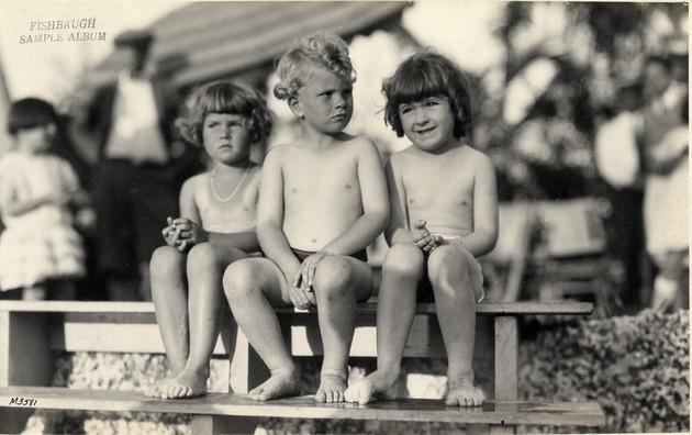 Children at the Venetian Pool. Coral Gables, Florida - Recto
