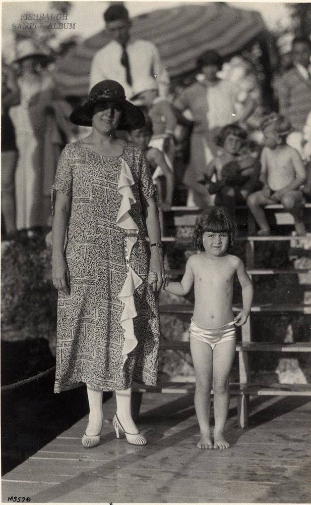 Woman and girl at the Venetian Pool. Coral Gables, Florida - Recto
