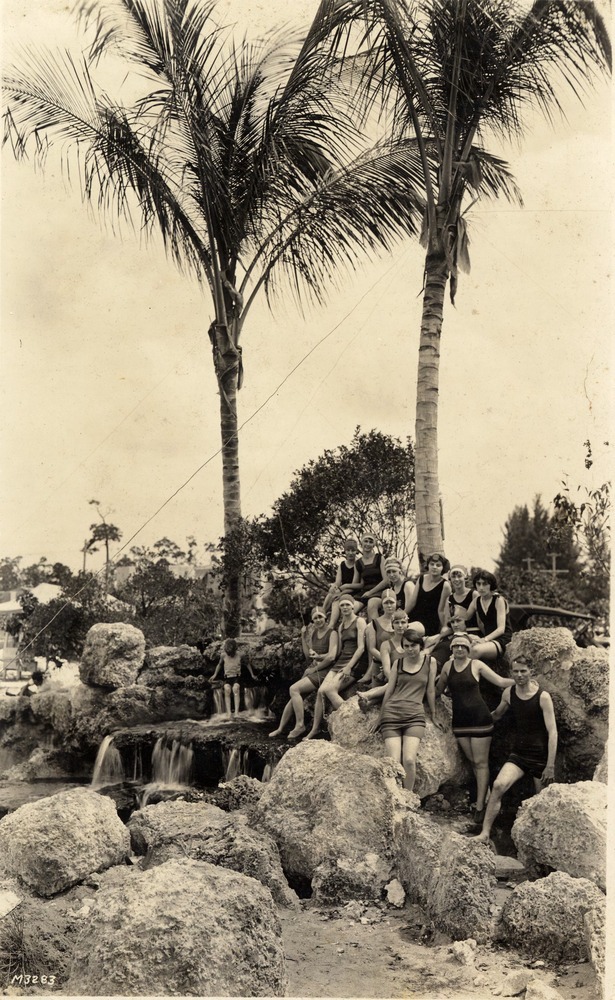 Young people at the Venetian Pool. Coral Gables, Florida - Recto
