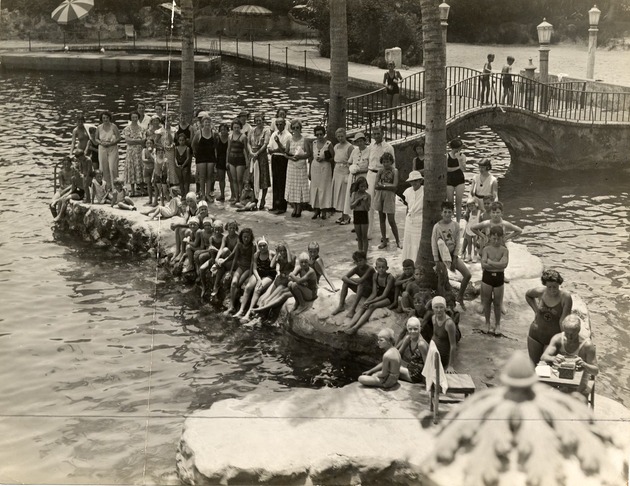 People gathered at the Venetian Pool. Coral Gables, Florida - Recto