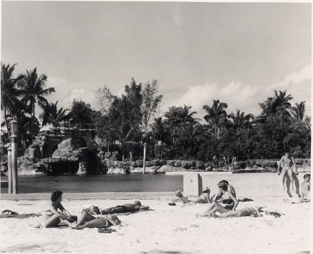 People sunbathing at the Venetian Pool. Coral Gables, Florida - Recto