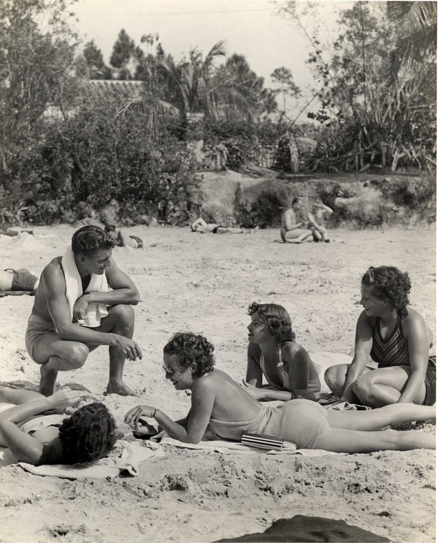 People sunbathing at the Venetian Pool. Coral Gables, Florida - Recto