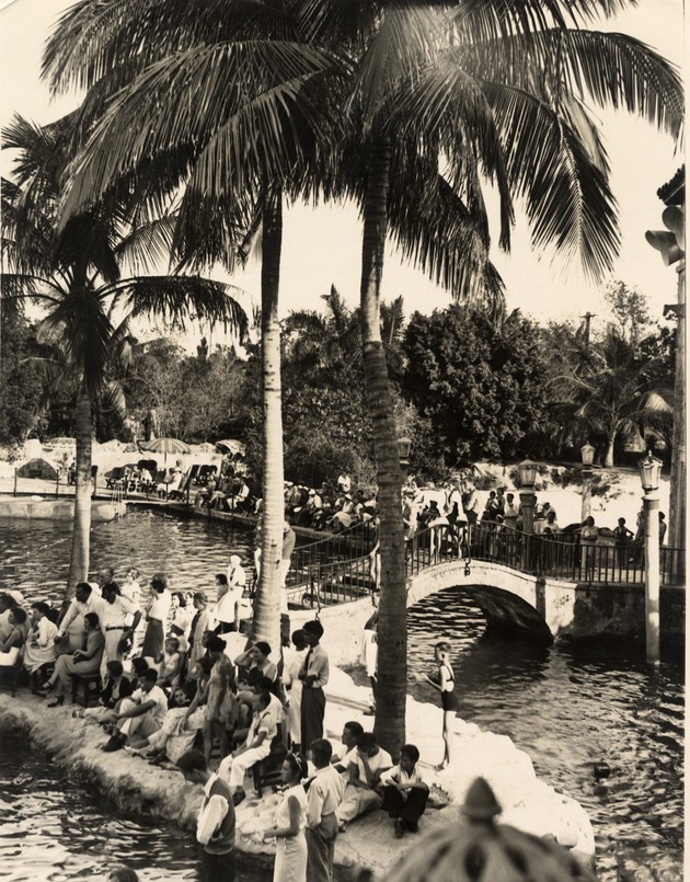 People gathered at the Venetian Pool. Coral Gables, Florida - Recto