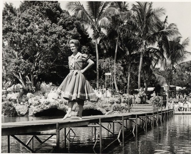 Woman walking down the catwalk at the Venetian Pool. Coral Gables, Florida - Recto