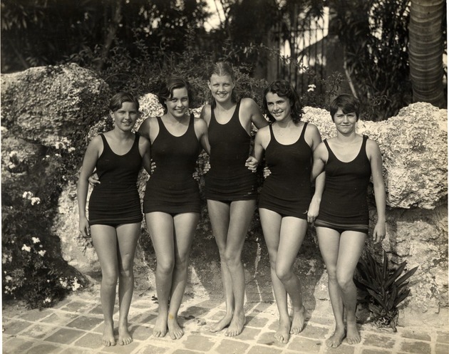 Teenage girls at the Venetian Pool. Coral Gables, Florida - Recto
