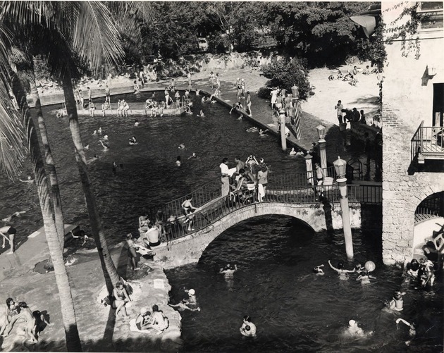 People enjoying the Venetian Pool. Coral Gables, Florida - Recto