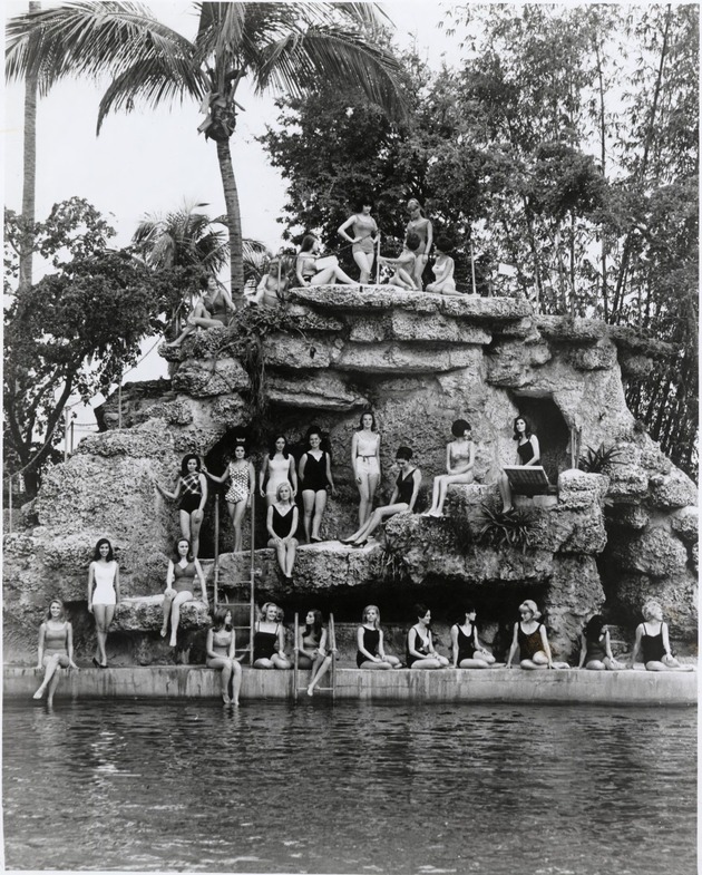 Group of young women at Venetian Pool. Coral Gables, Florida - Recto
