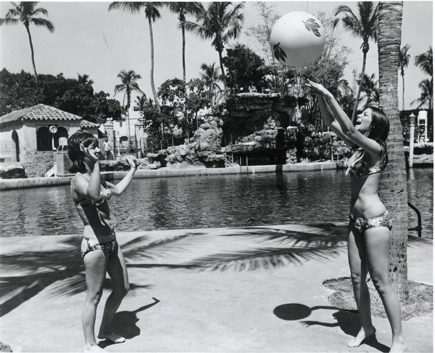 Young women playing with a beach ball at the Venetian Pool. Coral Gables, Florida - Recto