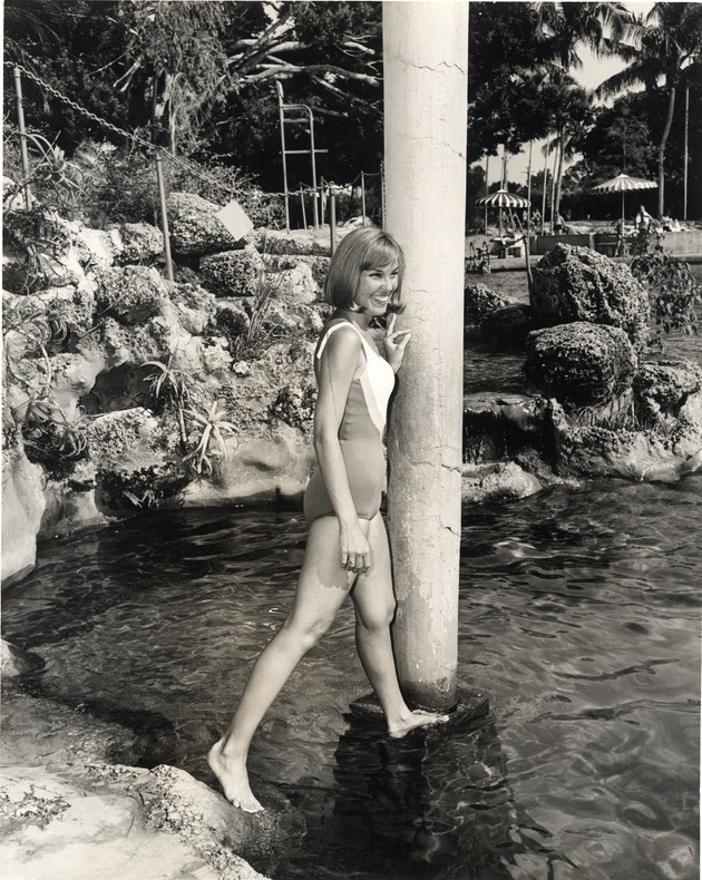 Young woman posing at the Venetian Pool. Coral Gables, Florida - Recto