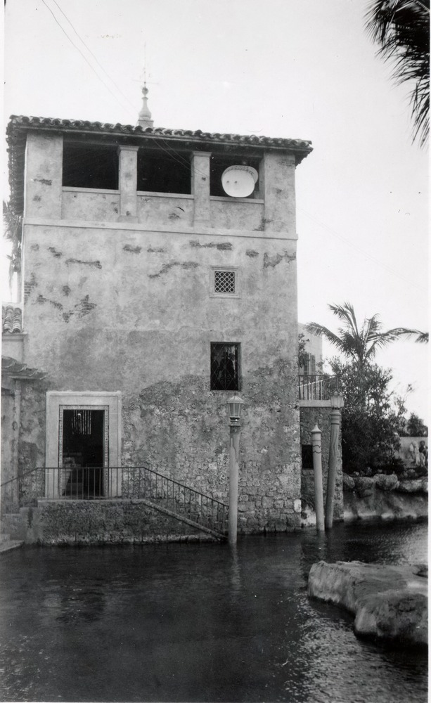 Access door to the pool. Venetian Pool. Coral Gables, Florida - Recto