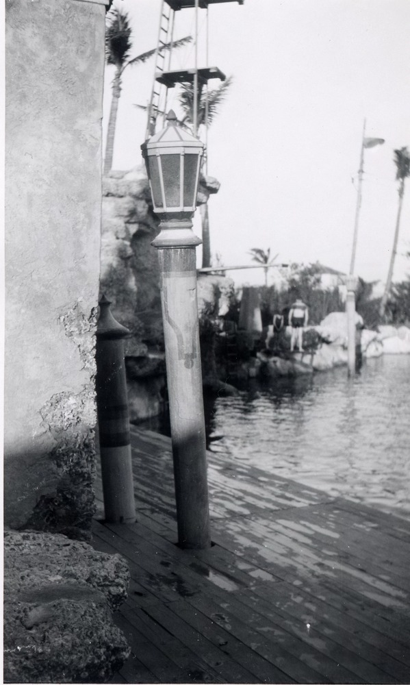 Streetlight detail at the Venetian Pool. Coral Gables, Florida - Recto