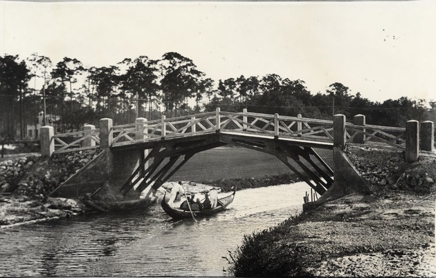 People taking a gondola ride along the Coral Gables Waterway. Coral Gables, Florida - Recto