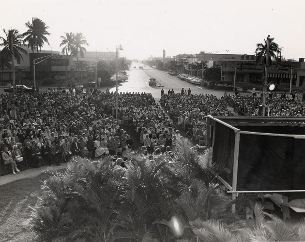 Audience at the Easter Sunrise services at Coral Gables City Hall. Coral Gables, Florida - Recto