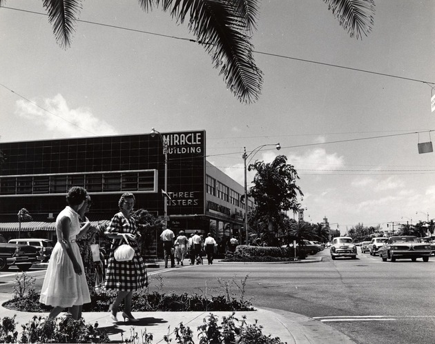 Three women walking down Miracle mile street. Business District , Coral Gables, Florida - Recto