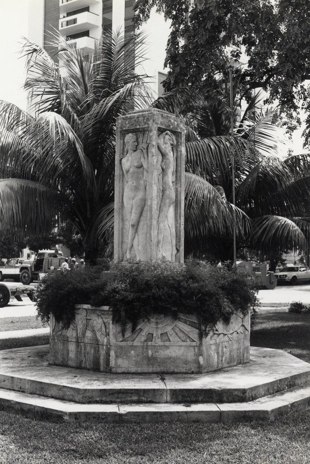 Coral Gables Woman's Club fountain. Coral Gables, Florida - Recto