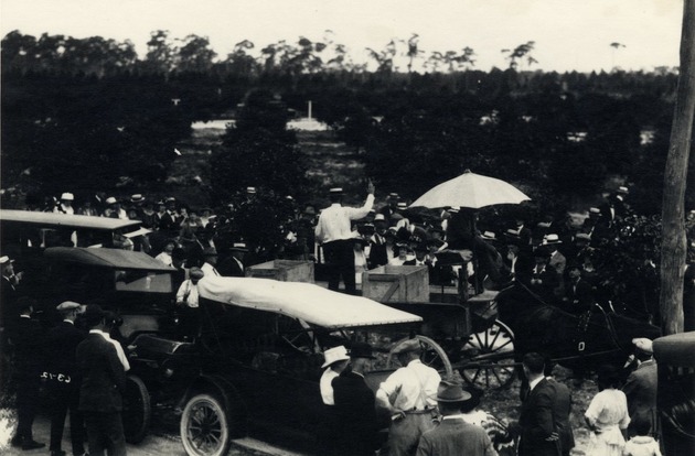 Doc Dammers selling lots from the back of a horse-drawn wagon. Coral Gables, Florida - Recto