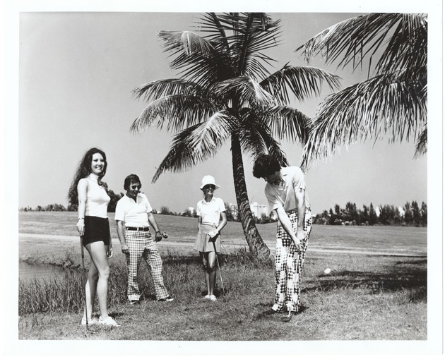 Golfers playing golf - Recto Photograph